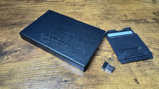 畳んだ状態の Omikamo 折りたたみキーボード。横にスタンドとUSBレシーバー