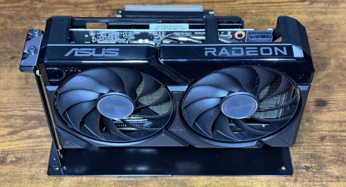デスクトップPCに挿す前の ASUS DUAL Radeon RX 9060 XT 16GB（DUAL-RX9060XT-16G）