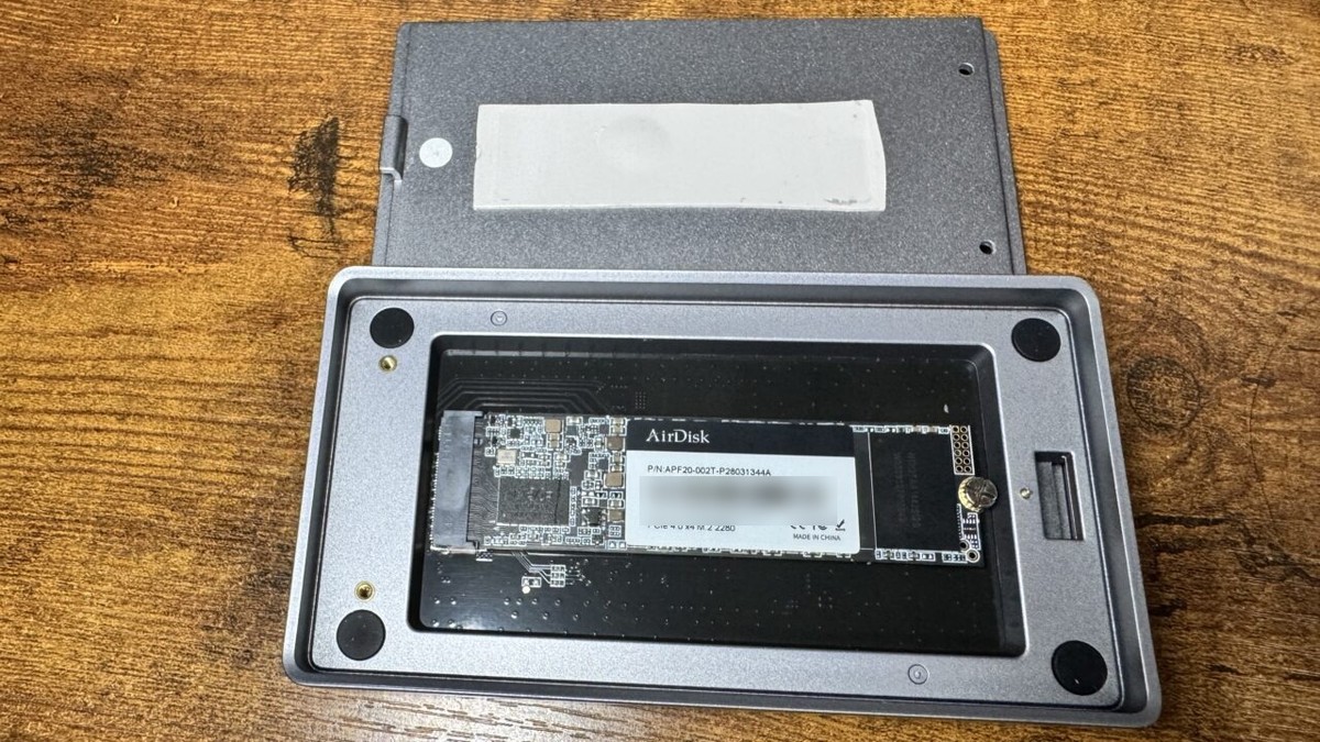 ふたを開けて、2TBのSSD(AirDisk APF20-002T・PCIe 4.0 x4・M.2 2280)を載せたところ。