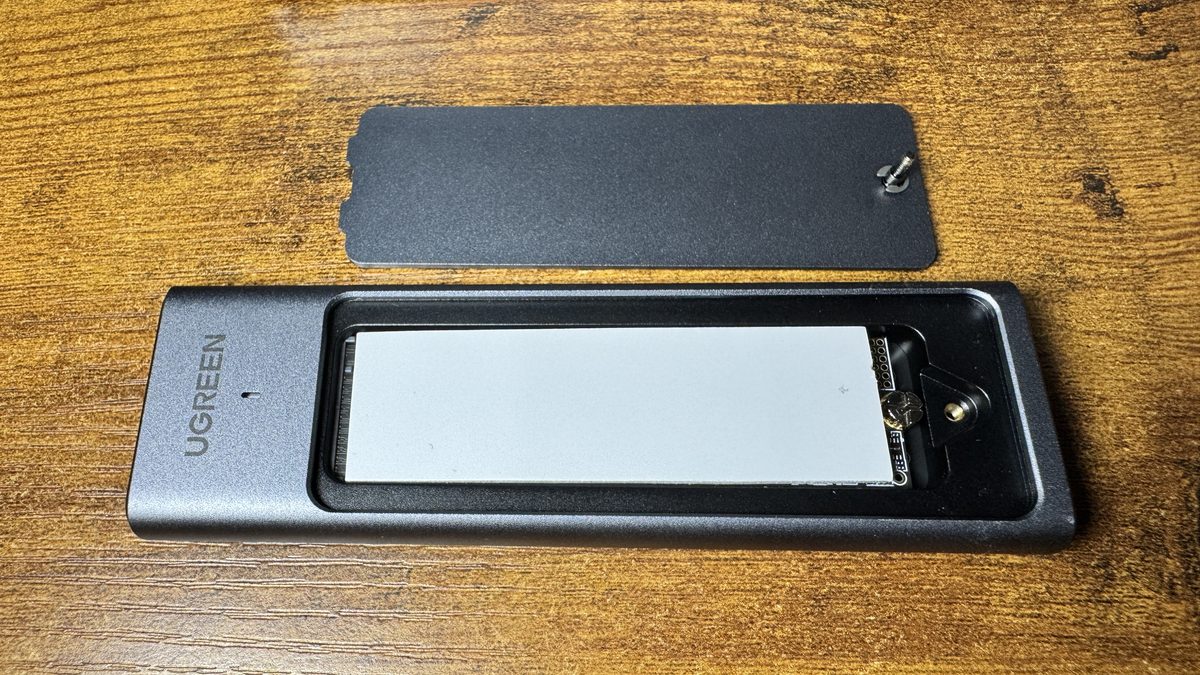 ふたを外したところ。SSDの上に、熱を伝えるシートが貼られています。ふた側にも同じシートが付いています。