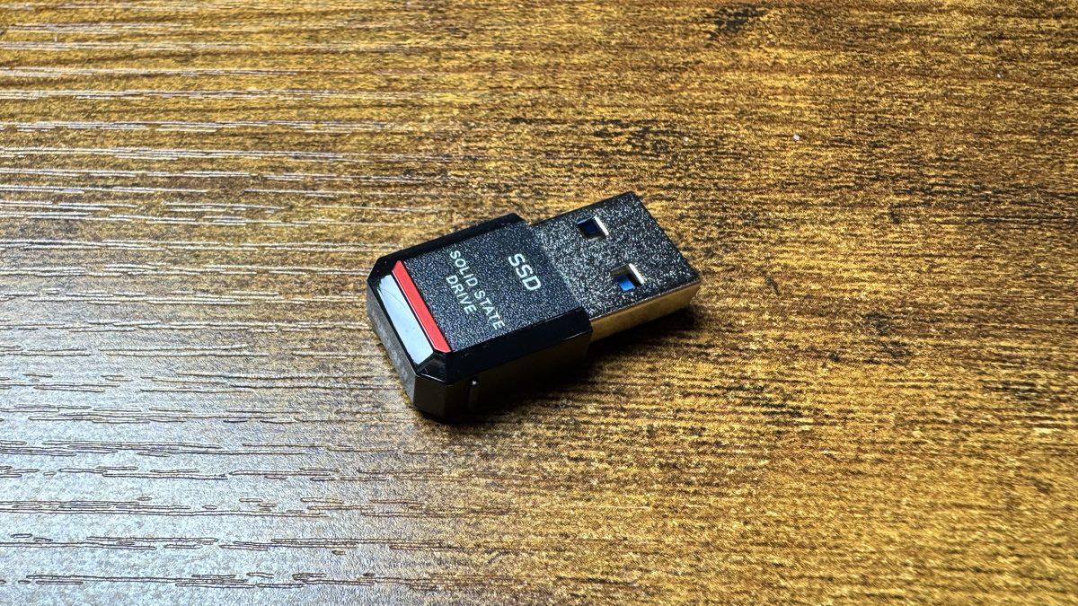 起動用に足したスティック型SSD。USBの口に直接挿します。